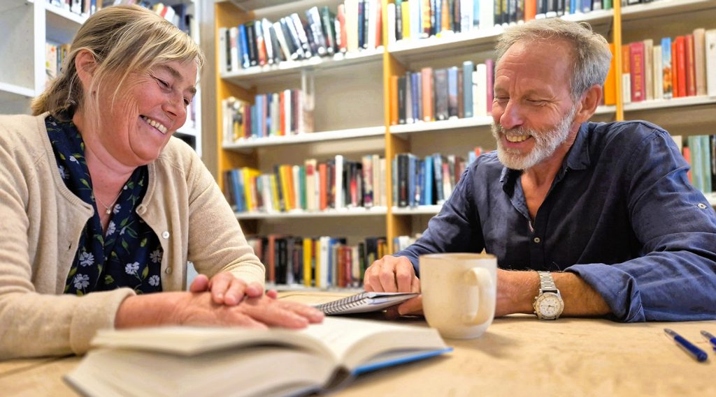 Karin och Jan i Gamleby folkhögskolas bibliotek.